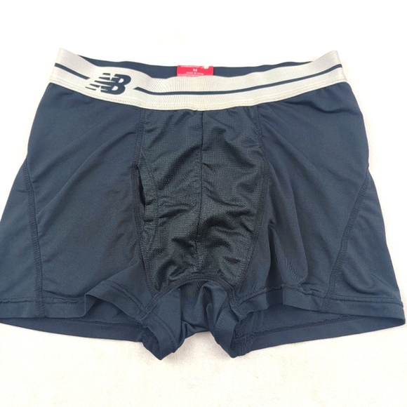 New Balance silky dri fit mesh breathable panel 2.5" Inseam  black size Medium - Picture 1 of 4